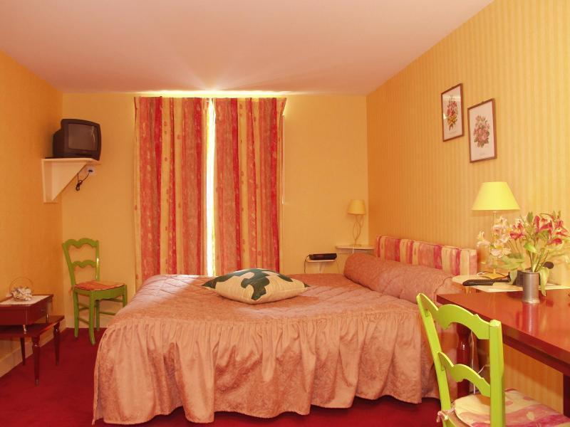 Logis Hotel O En Couleur Oucques-la-Nouvelle Eksteriør billede