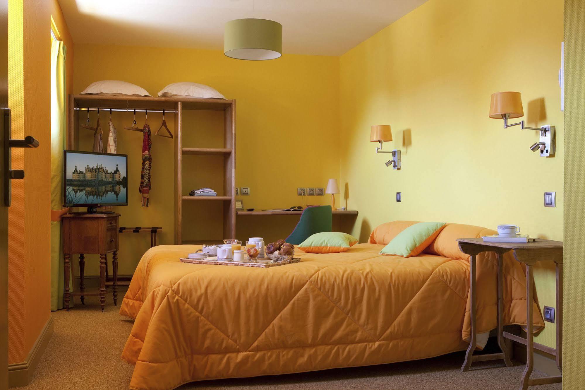Logis Hotel O En Couleur Oucques-la-Nouvelle Eksteriør billede